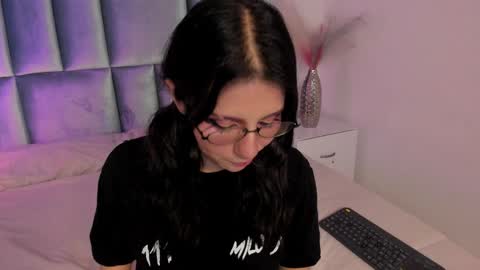hollypeach_ online show from May 22, 8:26 pm