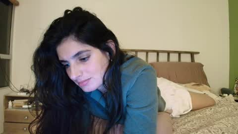 hollyshit_ online show from April 2, 12:07 am