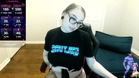 Snapshot of holyweed420 chatting on March 4, 12:39 am Viktoria online show from March 4, 12:39 am