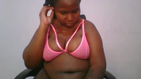 Snapshot of honey_beb chatting on October 20, 7:35 am honey_beb online show from October 20, 7:35 am