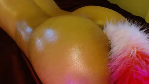 honeygoldenbaddie24 online show from November 5, 8:55 pm