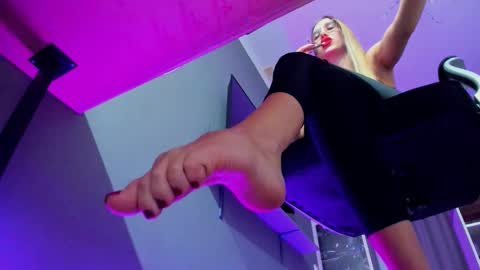 hooot_blonde777 online show from October 3, 11:46 pm