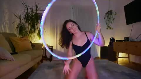 hoopsydaisy online show from June 25, 6:35 pm