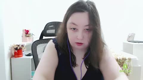 Snapshot of hot_and_pretty chatting on February 13, 12:00 pm Lila online show from February 13, 12:00 pm