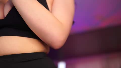 Anais online show from November 29, 9:50 am