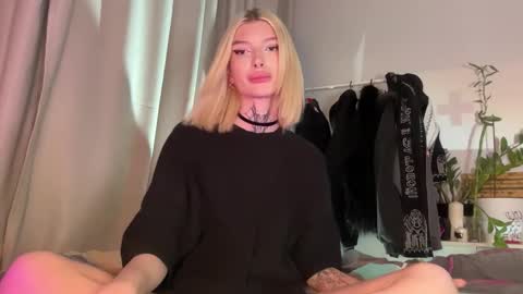 hotchubently online show from October 22, 3:24 pm