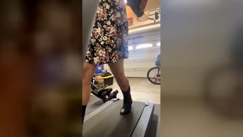 hotdee44 online show from April 20, 6:44 pm