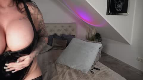 hotmilfbitch online show from March 18, 10:04 pm