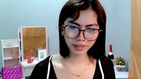 hottestdella69 online show from December 5, 6:06 pm