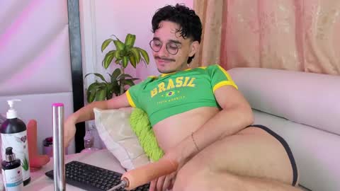 Snapshot of hugo_cooper chatting on January 27, 5:25 am HUGO online show from January 27, 5:25 am