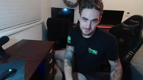 hungmtnman2256 online show from November 3, 6:03 am