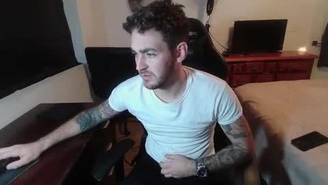 hungmtnman2256 online show from February 14, 11:46 am