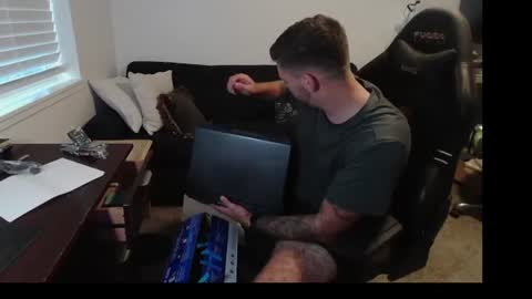 hungmtnman2256 online show from June 29, 3:03 am