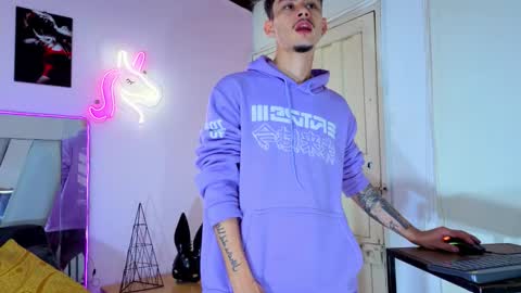 kelvis online show from January 12, 6:42 am