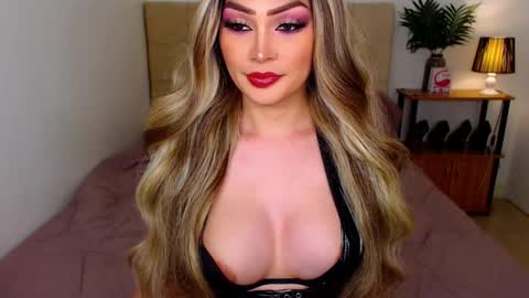 QUEEN SUSSIE BROWN online show from March 20, 6:18 am