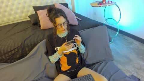 SOPHI online show from October 15, 5:00 am