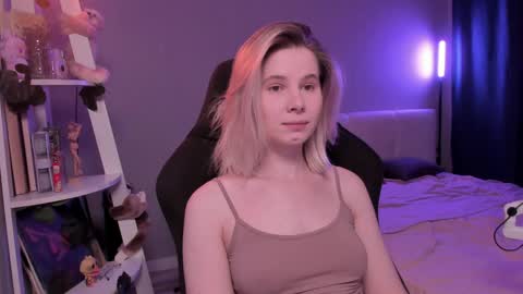 Mia online show from April 17, 11:01 am