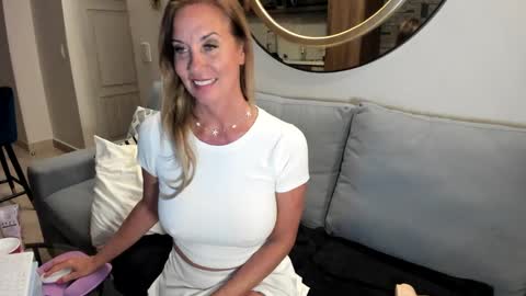 Snapshot of indianacooper chatting on October 10, 2:50 am IndianaCooper - Showtimes - Mon-Fri 12pm and 930PM CST SatSun 930pm CST online show from October 10, 2:50 am