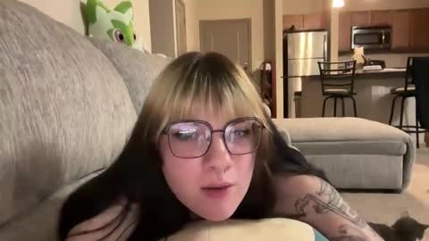 irissweets online show from April 3, 9:05 am