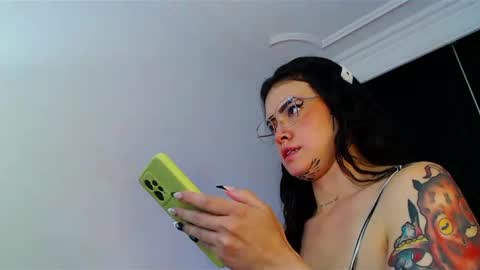 Snapshot of isa_maiden_ chatting on February 6, 2:33 am       online show from February 6, 2:33 am