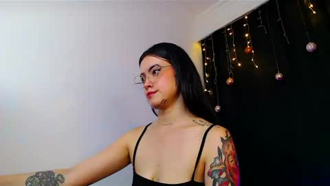 Snapshot of isa_maiden_ chatting on December 31, 5:00 am       online show from December 31, 5:00 am