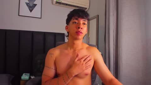 Snapshot of isaac_cryston chatting on February 20, 1:03 am isaac_cryston online show from February 20, 1:03 am