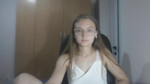 isabel_loveee online show from September 16, 8:01 pm