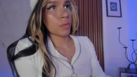 isabell online show from December 5, 6:38 pm