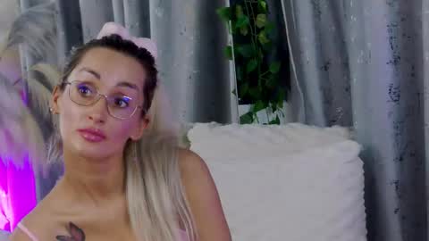 IsabelleEthan online show from January 17, 2:54 am