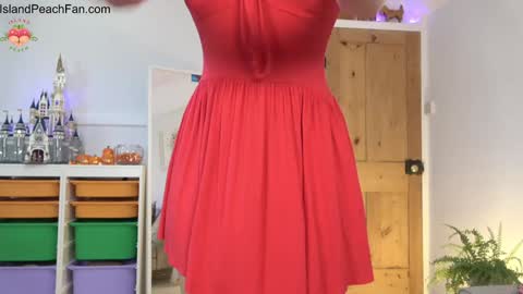 Snapshot of island_peach chatting on October 17, 1:37 pm Lou Peaches online show from October 17, 1:37 pm