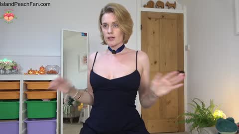 Snapshot of island_peach chatting on October 10, 7:08 pm Lou Peaches online show from October 10, 7:08 pm