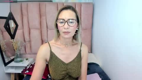 ISSA MILF online show from May 14, 4:38 pm