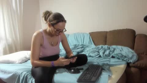 Issabelle online show from November 6, 6:05 am