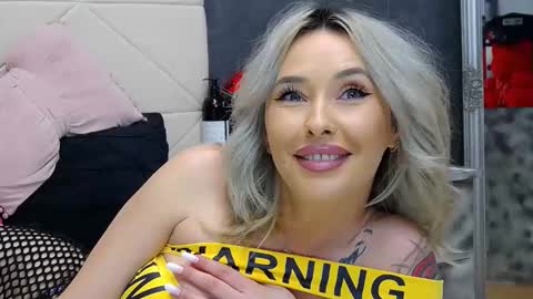 IssaSmyth online show from March 19, 5:18 pm