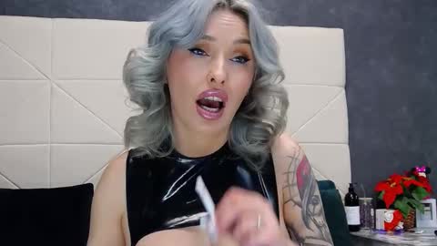 IssaSmyth online show from April 19, 7:09 am