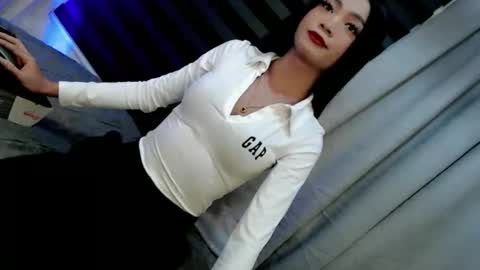 its_me_luna1111 online show from April 2, 10:38 pm
