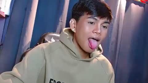 iya143 online show from December 15, 8:43 am