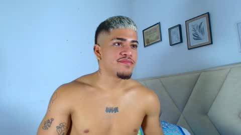 izaack online show from November 18, 8:45 pm