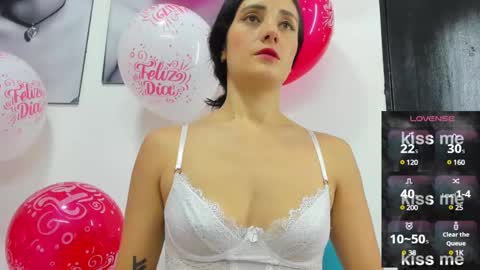 Snapshot of izzy_cum chatting on February 15, 1:05 pm Izzy online show from February 15, 1:05 pm