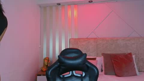 j_belle_ online show from April 9, 1:50 pm