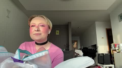 Mia online show from April 10, 5:24 am