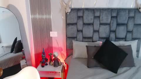 Snapshot of jade_fg chatting on October 8, 12:44 pm Sara online show from October 8, 12:44 pm