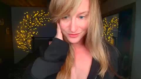 jadeamaryllis_ online show from April 15, 9:04 pm