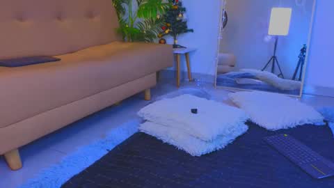 jadee__ online show from December 18, 3:35 am