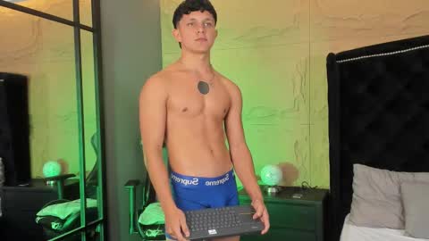 jamesgolden_ online show from November 24, 7:23 pm