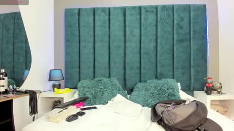 janna_foxx online show from December 14, 3:35 am