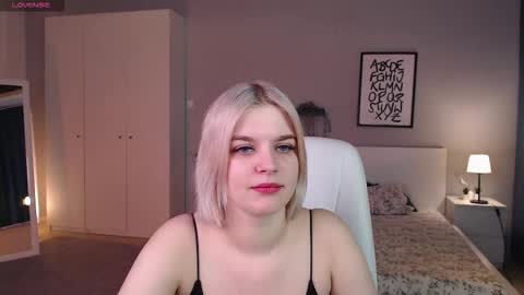 Snapshot of jess_marais chatting on October 14, 7:33 am Jess online show from October 14, 7:33 am