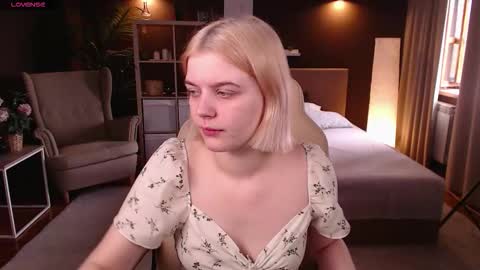 Snapshot of jess_marais chatting on September 21, 7:34 am Jess online show from September 21, 7:34 am