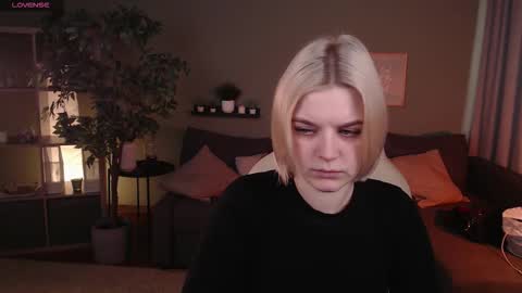 Snapshot of jess_marais chatting on October 21, 7:46 am Jess online show from October 21, 7:46 am