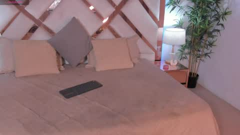 JESSICA STONNE online show from March 31, 6:36 am